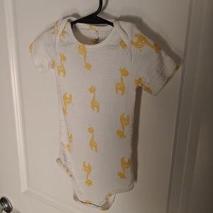 NWOT Aden & Anais giraffe s/s onsie
